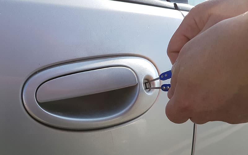 Как открыть машину, если ключи внутри ...
